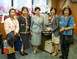 小宮山洋子厚生労働大臣に 「にっぽん子育て応援団からの7つの提案」を手渡しました。