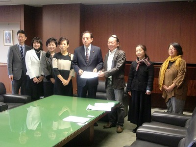太田昭宏国土交通大臣に公共交通機関等におけるベビーカー利用に関する要望書をお渡ししました。